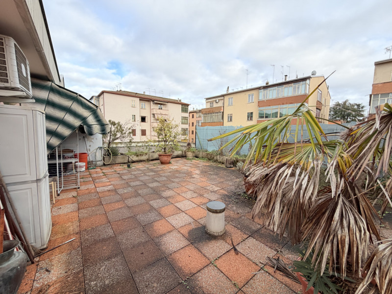 Nel cuore di Battaglia Terme, affacciato su una piazzetta centralissima, proponiamo appartamento ...