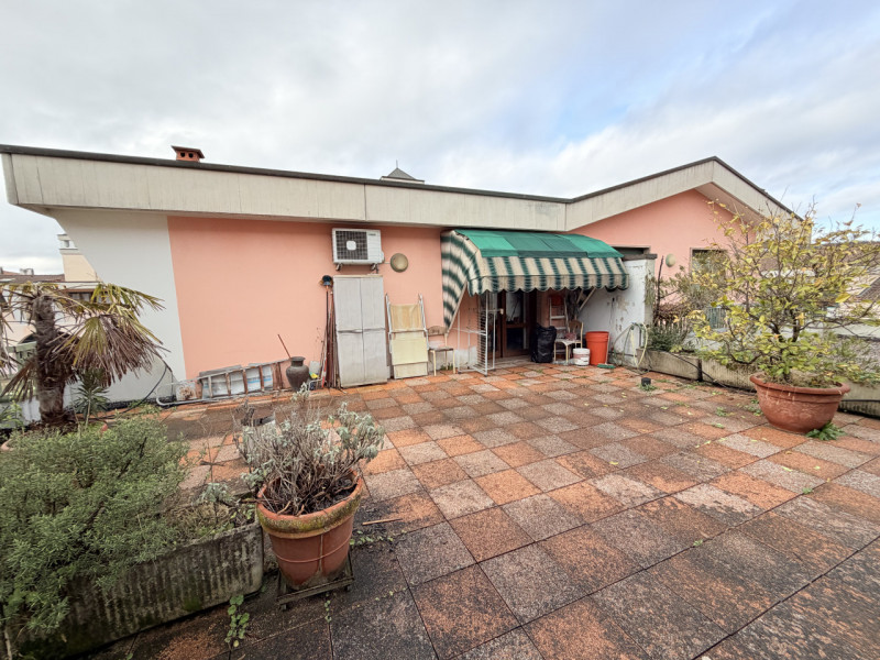 Nel cuore di Battaglia Terme, affacciato su una piazzetta centralissima, proponiamo appartamento ...