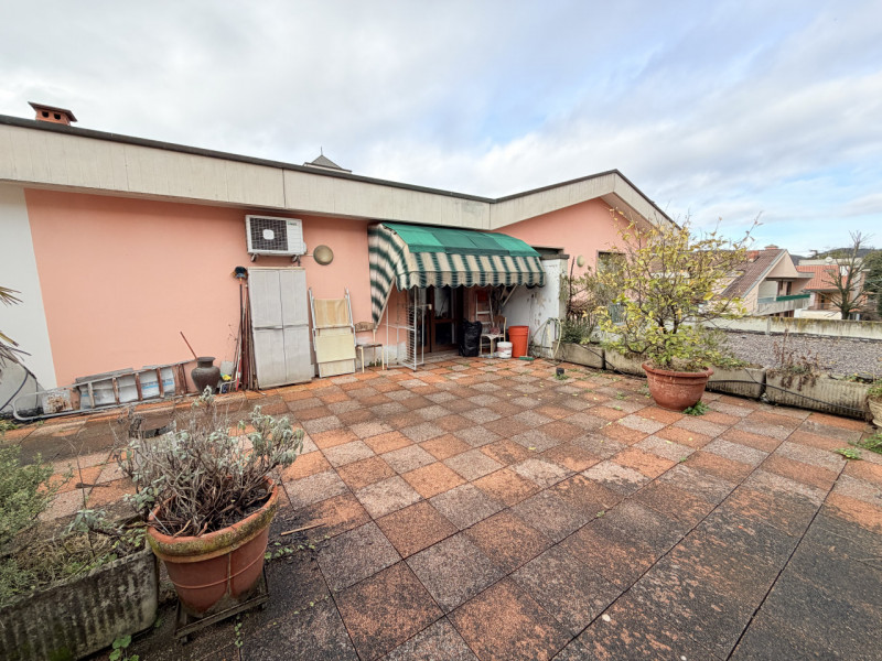 Nel cuore di Battaglia Terme, affacciato su una piazzetta centralissima, proponiamo appartamento ...