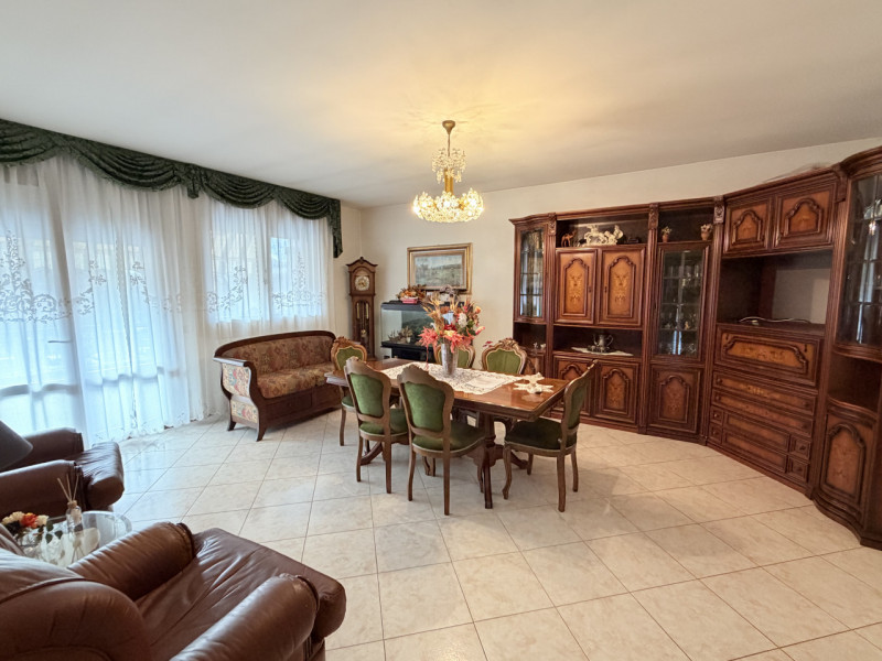 Nel cuore di Battaglia Terme, affacciato su una piazzetta centralissima, proponiamo appartamento ...