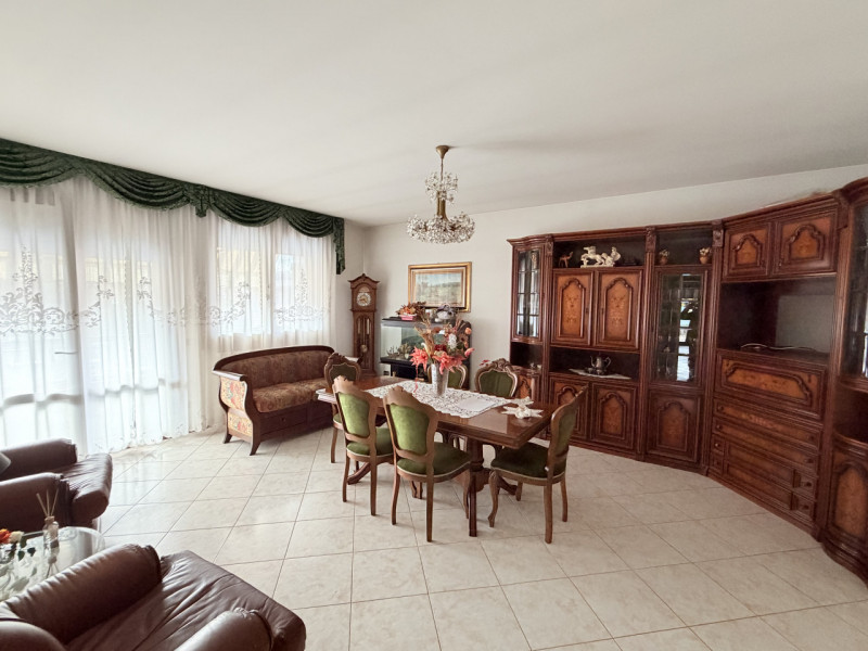 Nel cuore di Battaglia Terme, affacciato su una piazzetta centralissima, proponiamo appartamento ...