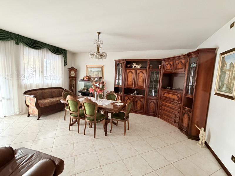 Nel cuore di Battaglia Terme, affacciato su una piazzetta centralissima, proponiamo appartamento ...