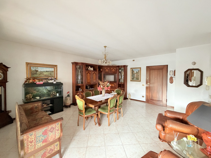 Nel cuore di Battaglia Terme, affacciato su una piazzetta centralissima, proponiamo appartamento ...