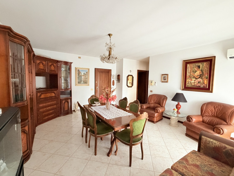 Nel cuore di Battaglia Terme, affacciato su una piazzetta centralissima, proponiamo appartamento ...