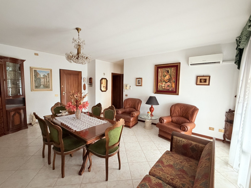 Nel cuore di Battaglia Terme, affacciato su una piazzetta centralissima, proponiamo appartamento ...