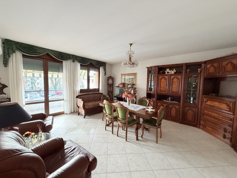 Nel cuore di Battaglia Terme, affacciato su una piazzetta centralissima, proponiamo appartamento ...