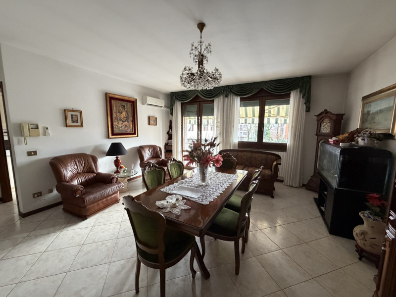 Nel cuore di Battaglia Terme, affacciato su una piazzetta centralissima, proponiamo appartamento ...