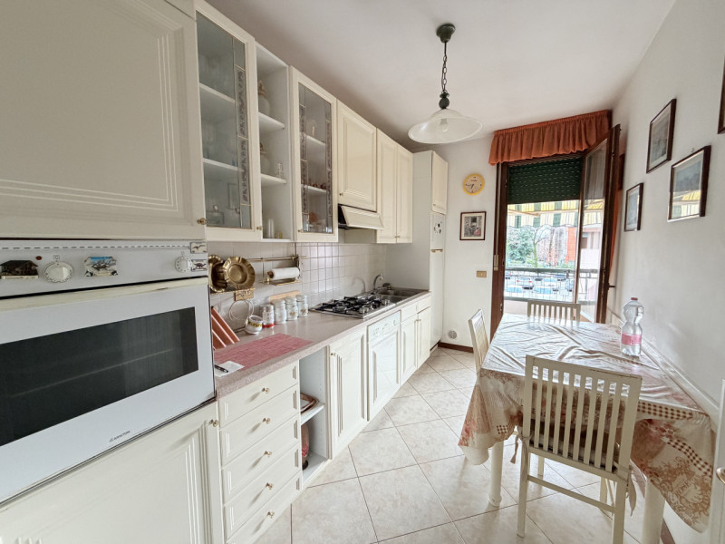 Nel cuore di Battaglia Terme, affacciato su una piazzetta centralissima, proponiamo appartamento ...