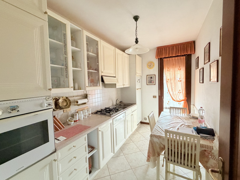 Nel cuore di Battaglia Terme, affacciato su una piazzetta centralissima, proponiamo appartamento ...