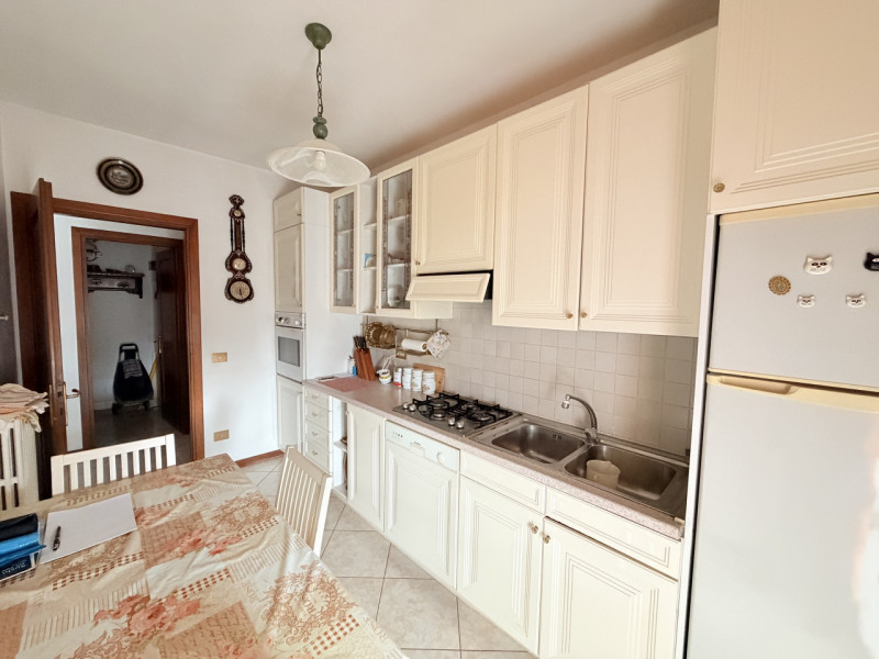 Nel cuore di Battaglia Terme, affacciato su una piazzetta centralissima, proponiamo appartamento ...