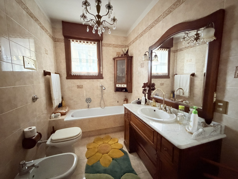 Nel cuore di Battaglia Terme, affacciato su una piazzetta centralissima, proponiamo appartamento ...