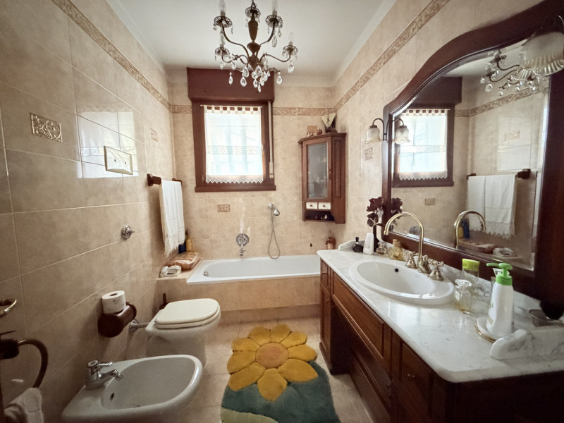 Nel cuore di Battaglia Terme, affacciato su una piazzetta centralissima, proponiamo appartamento ...