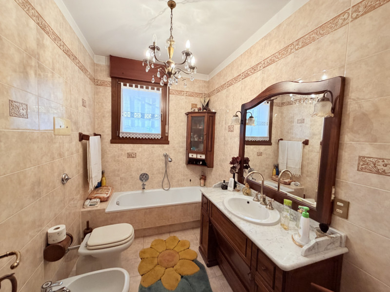 Nel cuore di Battaglia Terme, affacciato su una piazzetta centralissima, proponiamo appartamento ...