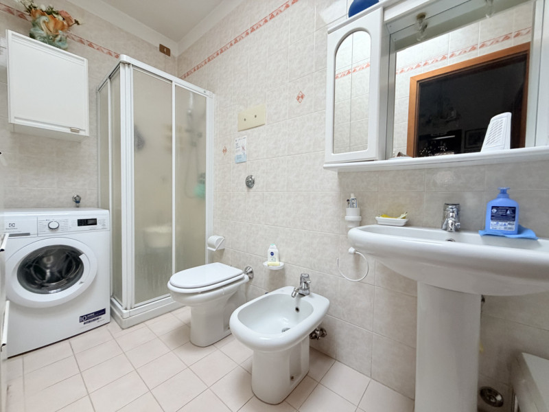 Nel cuore di Battaglia Terme, affacciato su una piazzetta centralissima, proponiamo appartamento ...