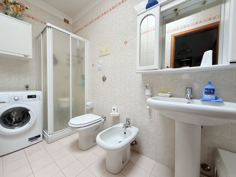 Nel cuore di Battaglia Terme, affacciato su una piazzetta centralissima, proponiamo appartamento ...