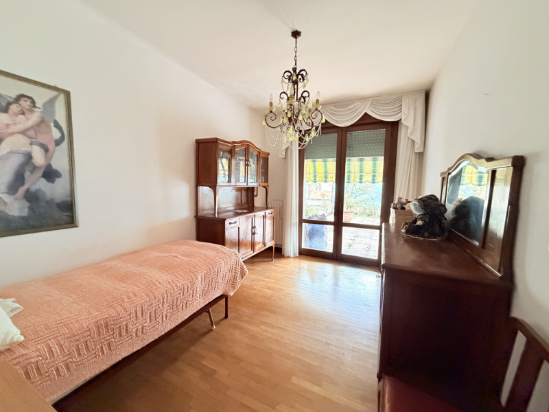 Nel cuore di Battaglia Terme, affacciato su una piazzetta centralissima, proponiamo appartamento ...