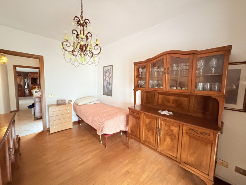 Nel cuore di Battaglia Terme, affacciato su una piazzetta centralissima, proponiamo appartamento ...