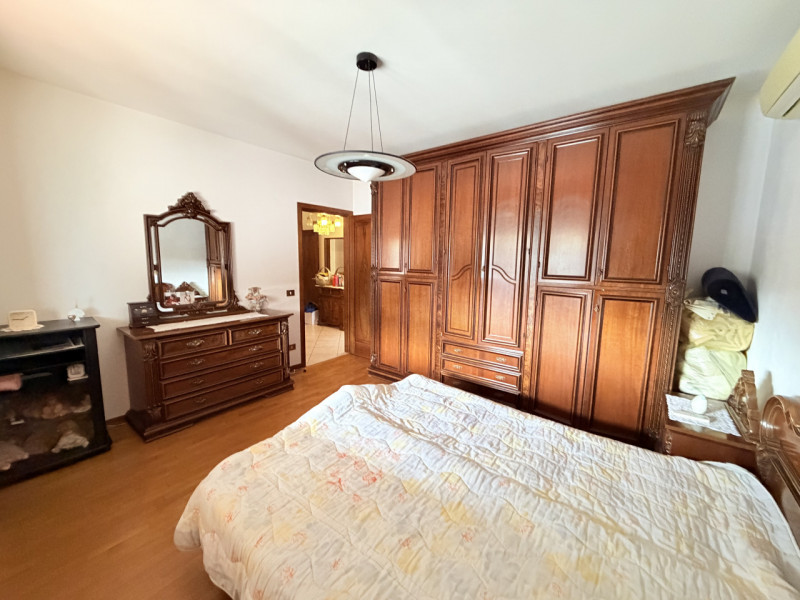 Nel cuore di Battaglia Terme, affacciato su una piazzetta centralissima, proponiamo appartamento ...