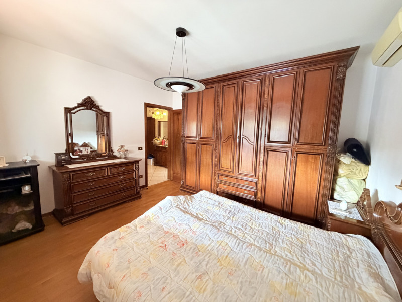 Nel cuore di Battaglia Terme, affacciato su una piazzetta centralissima, proponiamo appartamento ...