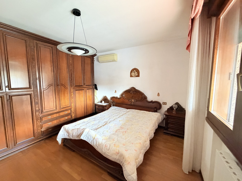 Nel cuore di Battaglia Terme, affacciato su una piazzetta centralissima, proponiamo appartamento ...