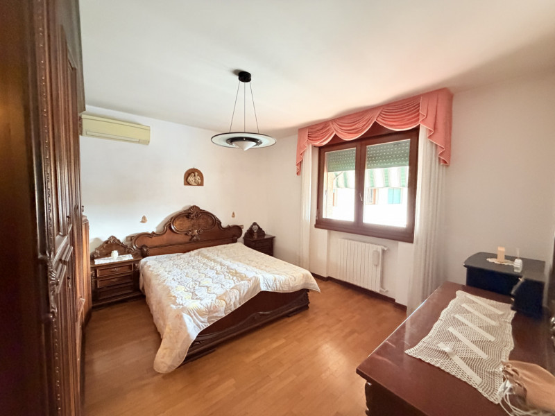 Nel cuore di Battaglia Terme, affacciato su una piazzetta centralissima, proponiamo appartamento ...