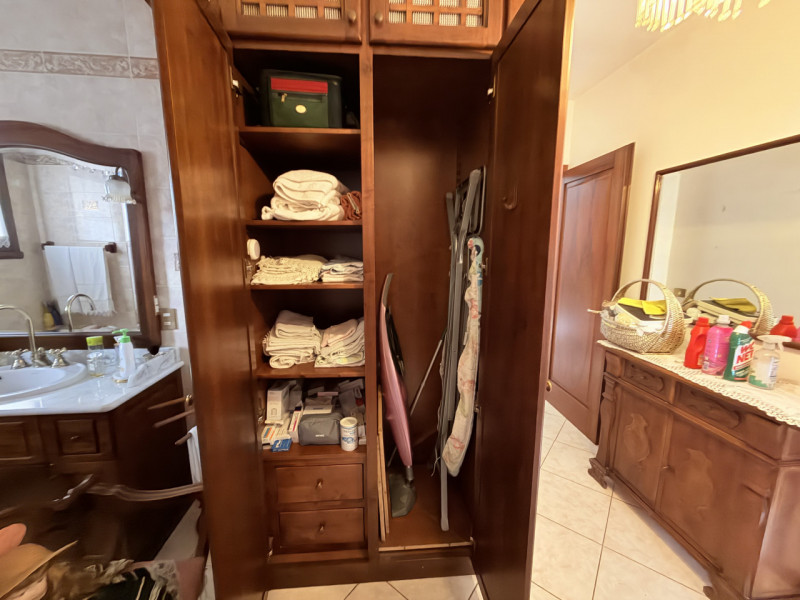 Nel cuore di Battaglia Terme, affacciato su una piazzetta centralissima, proponiamo appartamento ...