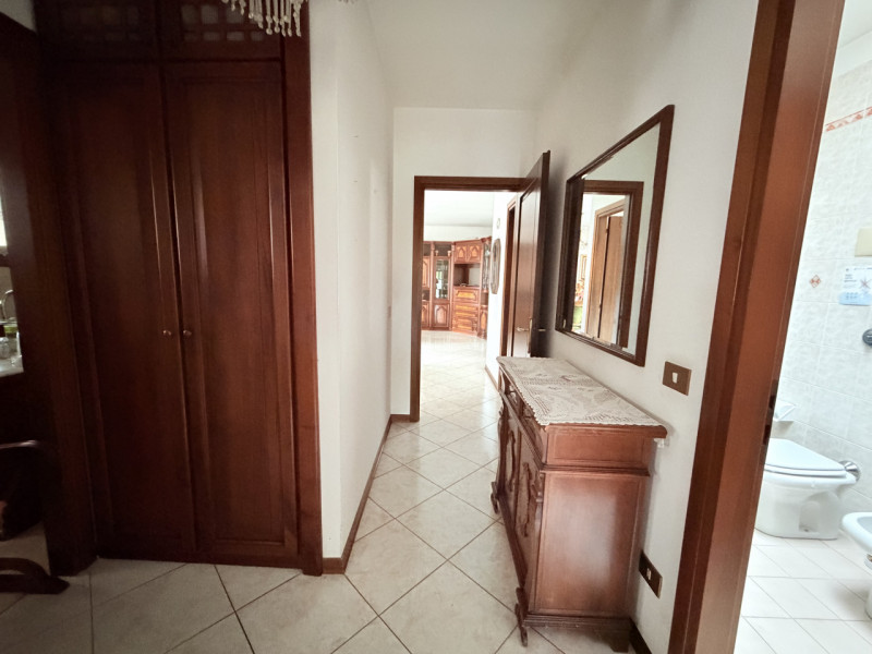 Nel cuore di Battaglia Terme, affacciato su una piazzetta centralissima, proponiamo appartamento ...