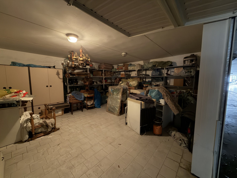 Nel cuore di Battaglia Terme, affacciato su una piazzetta centralissima, proponiamo appartamento ...