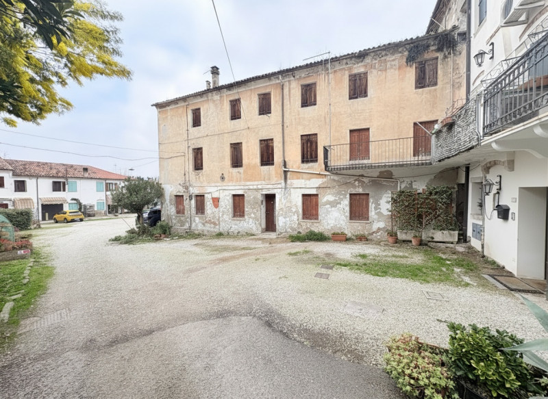 A Battaglia Terme, in posizione comoda ai principali servizi del paese e alla viabilità principal...