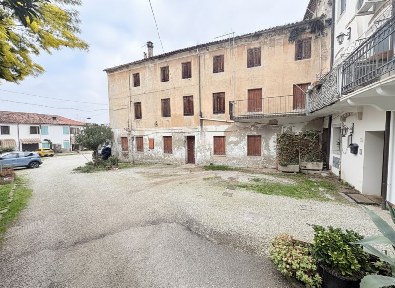 A Battaglia Terme, in posizione comoda ai principali servizi del paese e alla viabilità principal...