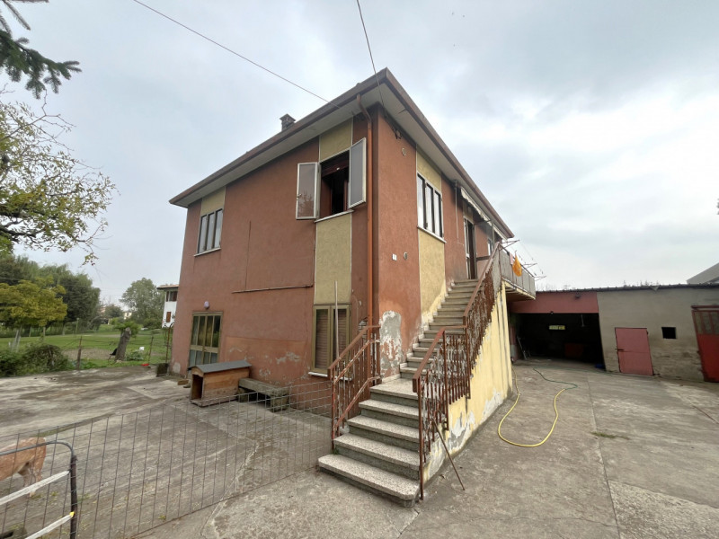 Scopri questa affascinante casa singola di circa 220 mq, distribuita su due piani, situata nella ...