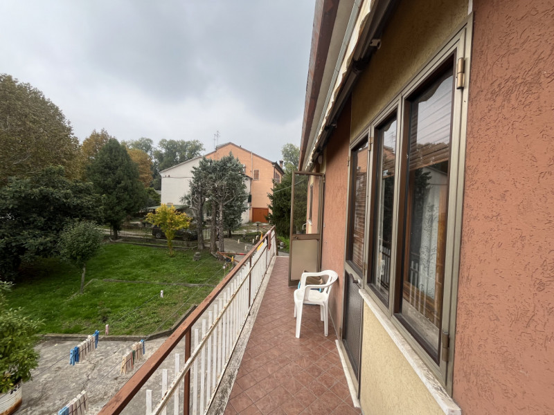 Scopri questa affascinante casa singola di circa 220 mq, distribuita su due piani, situata nella ...