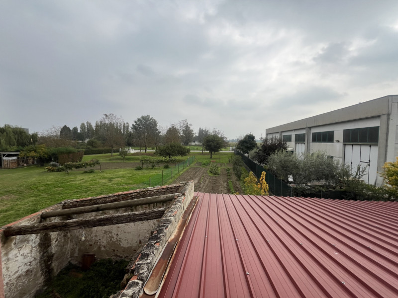 Scopri questa affascinante casa singola di circa 220 mq, distribuita su due piani, situata nella ...