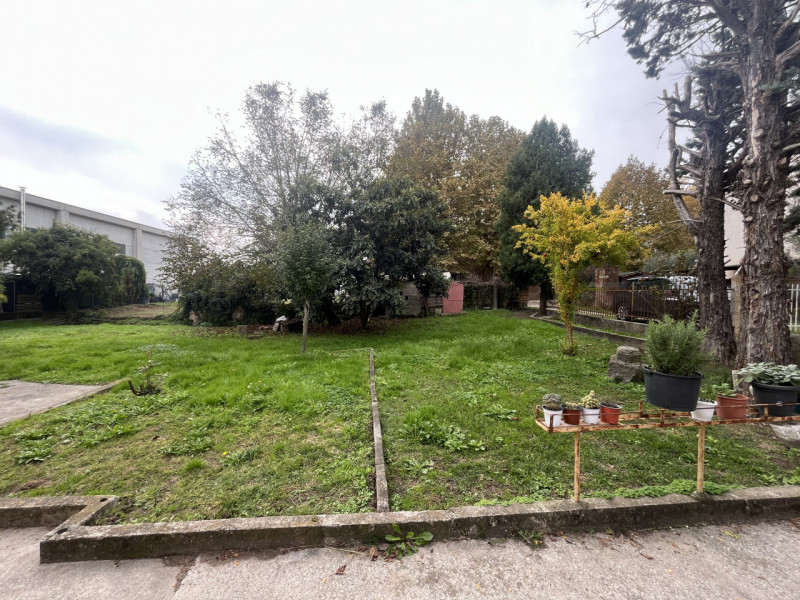 Scopri questa affascinante casa singola di circa 220 mq, distribuita su due piani, situata nella ...