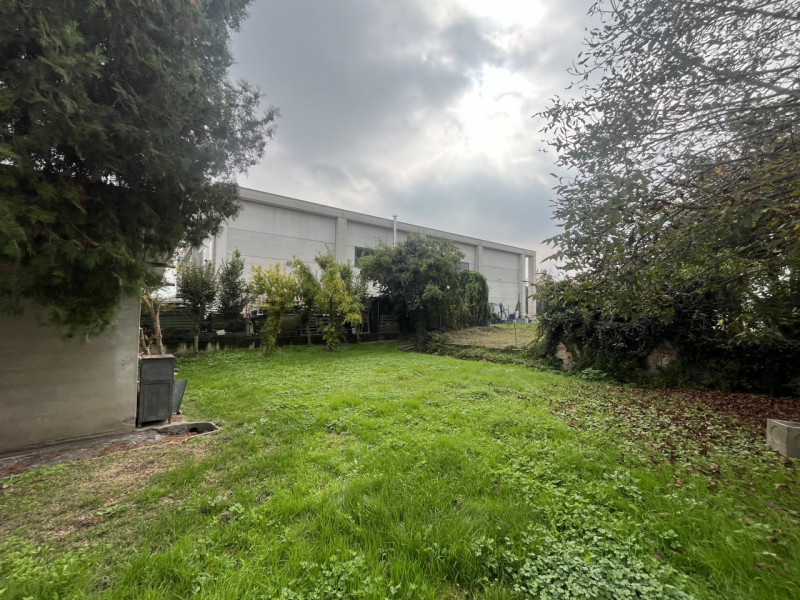 Scopri questa affascinante casa singola di circa 220 mq, distribuita su due piani, situata nella ...