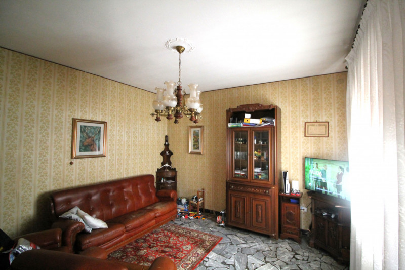 Scopri questa affascinante casa singola di circa 220 mq, distribuita su due piani, situata nella ...