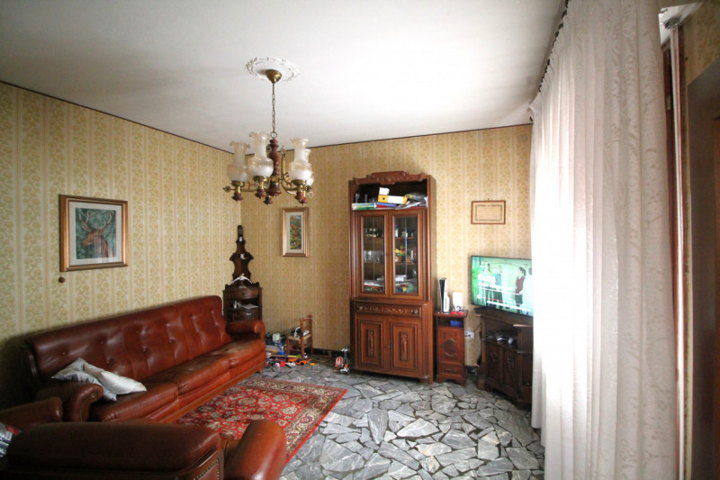 Scopri questa affascinante casa singola di circa 220 mq, distribuita su due piani, situata nella ...