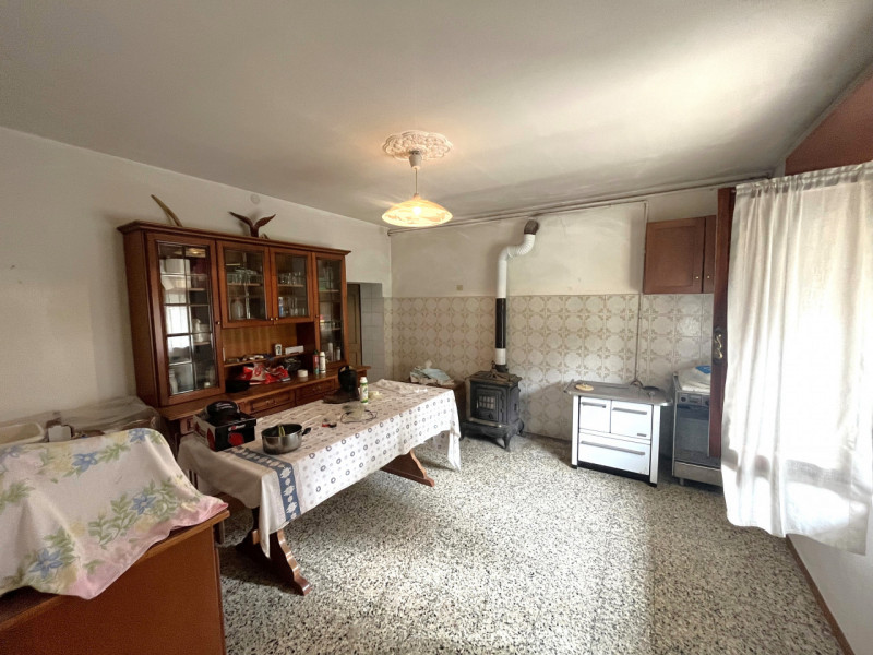 Scopri questa affascinante casa singola di circa 220 mq, distribuita su due piani, situata nella ...