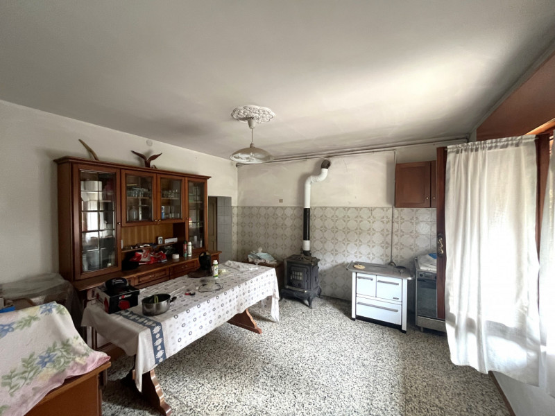 Scopri questa affascinante casa singola di circa 220 mq, distribuita su due piani, situata nella ...