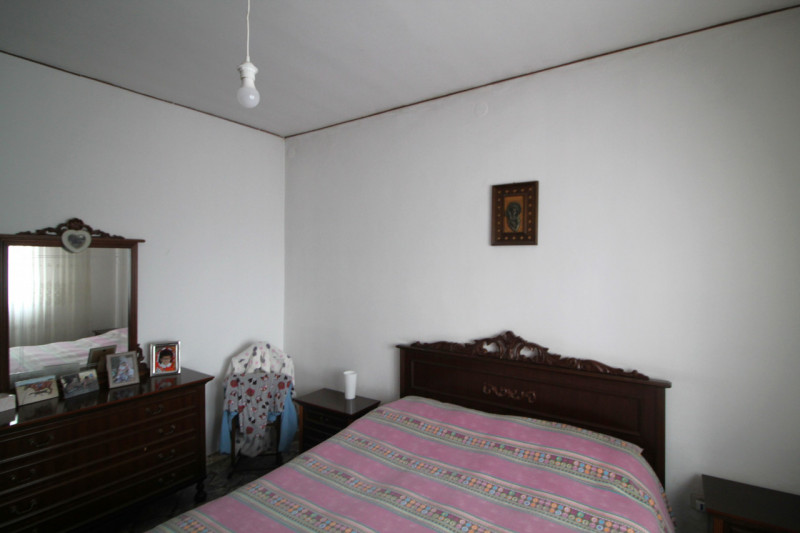 Scopri questa affascinante casa singola di circa 220 mq, distribuita su due piani, situata nella ...