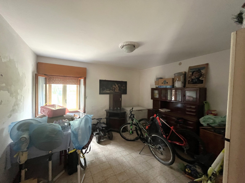 Scopri questa affascinante casa singola di circa 220 mq, distribuita su due piani, situata nella ...