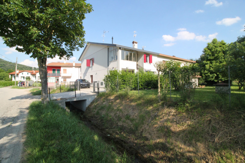 Situato nella tranquilla località di Luvigliano, Torreglia, questo appartamento offre un'oasi di ...