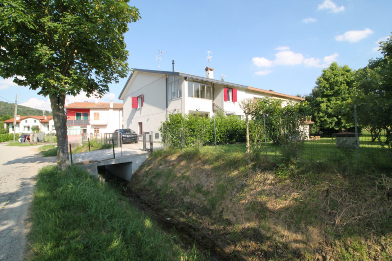 Situato nella tranquilla località di Luvigliano, Torreglia, questo appartamento offre un'oasi di ...