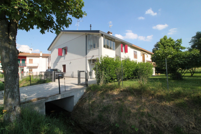 Situato nella tranquilla località di Luvigliano, Torreglia, questo appartamento offre un'oasi di ...