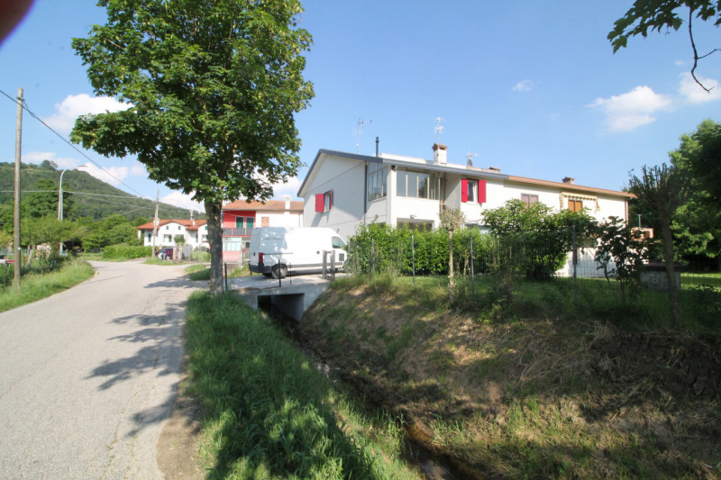 Situato nella tranquilla località di Luvigliano, Torreglia, questo appartamento offre un'oasi di ...