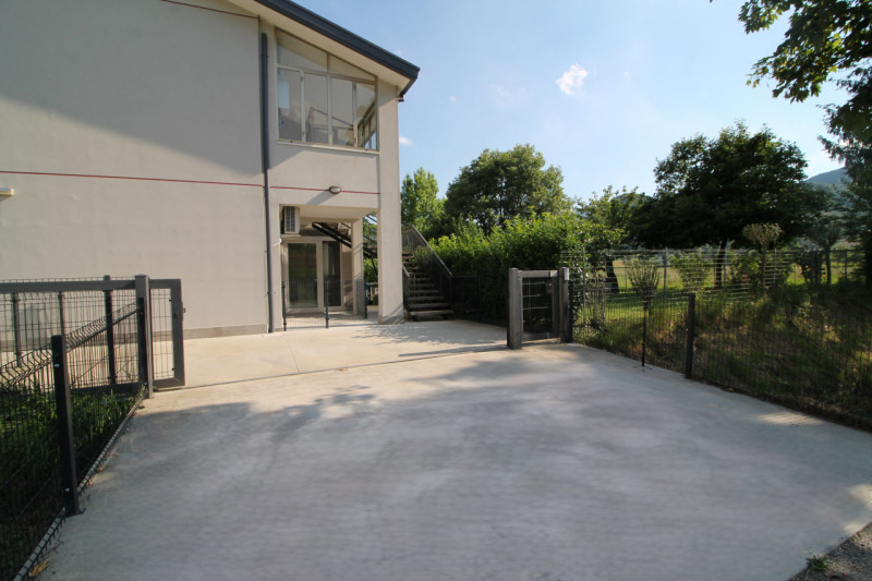 Situato nella tranquilla località di Luvigliano, Torreglia, questo appartamento offre un'oasi di ...