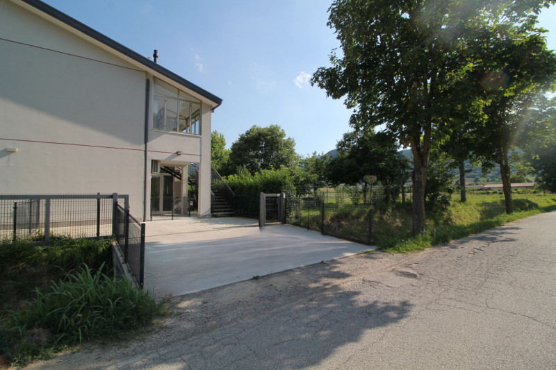 Situato nella tranquilla località di Luvigliano, Torreglia, questo appartamento offre un'oasi di ...