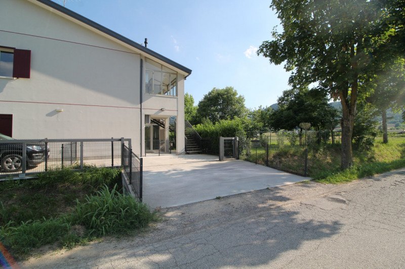 Situato nella tranquilla località di Luvigliano, Torreglia, questo appartamento offre un'oasi di ...