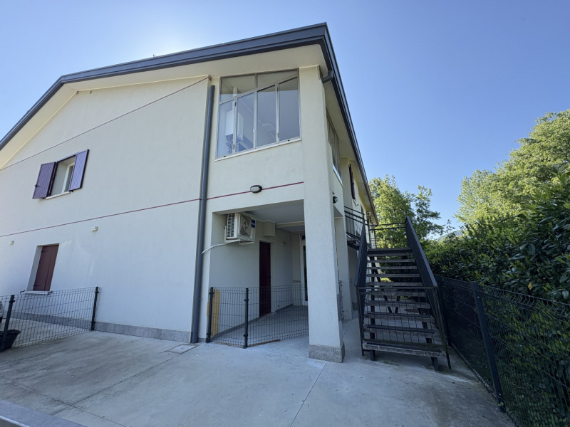 Situato nella tranquilla località di Luvigliano, Torreglia, questo appartamento offre un'oasi di ...