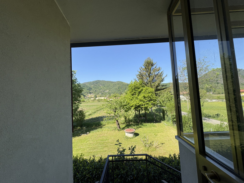 Situato nella tranquilla località di Luvigliano, Torreglia, questo appartamento offre un'oasi di ...